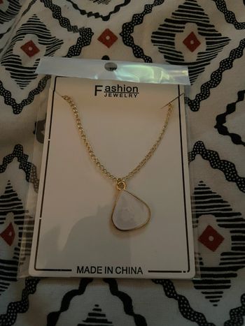 Collier forme de goute