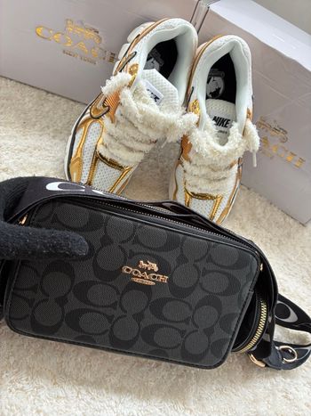 Sac Coach Noir Motif Signature: Chic et Fonctionnel"