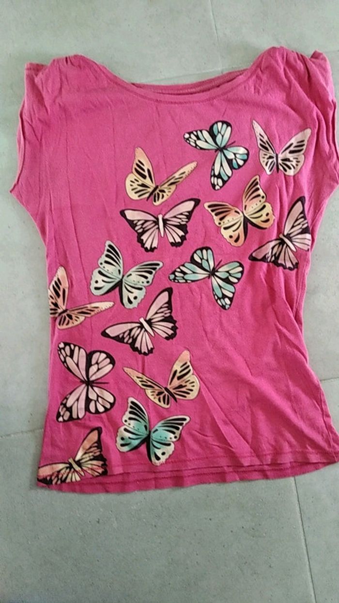 Tee shirt avec papillons Bershka