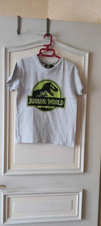 🌷tee-shirt manches courtes  🌷 Jurassic World 🌷étiquette  taille 8 ans 128 cm 🌷très bon etat