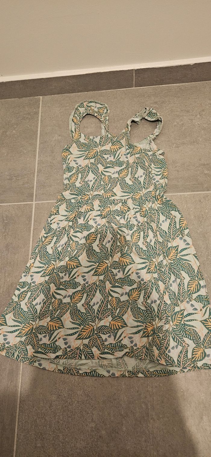 Robe fleuri verte kiabi 10 ans en tres bon etat