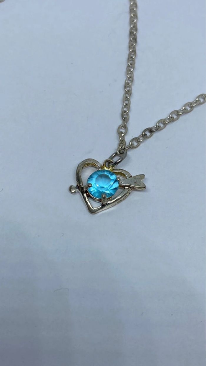 Collier fantaisie avec pendentif en forme de Coeur et une pierre bleue turquoise - photo numéro 3