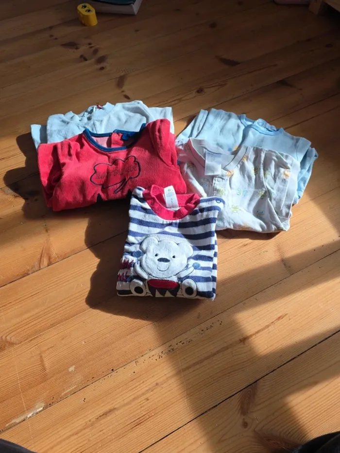 Lot de 5 vêtements 12 mois.