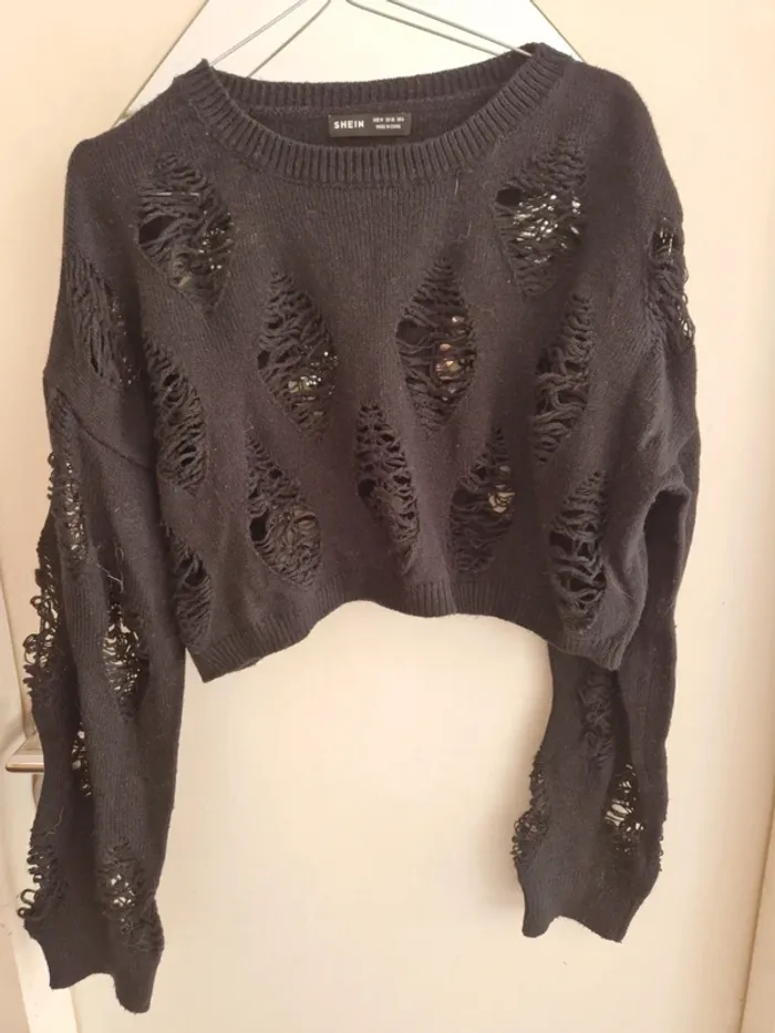 Pull noir déchiré col rond taille 38 - photo numéro 3