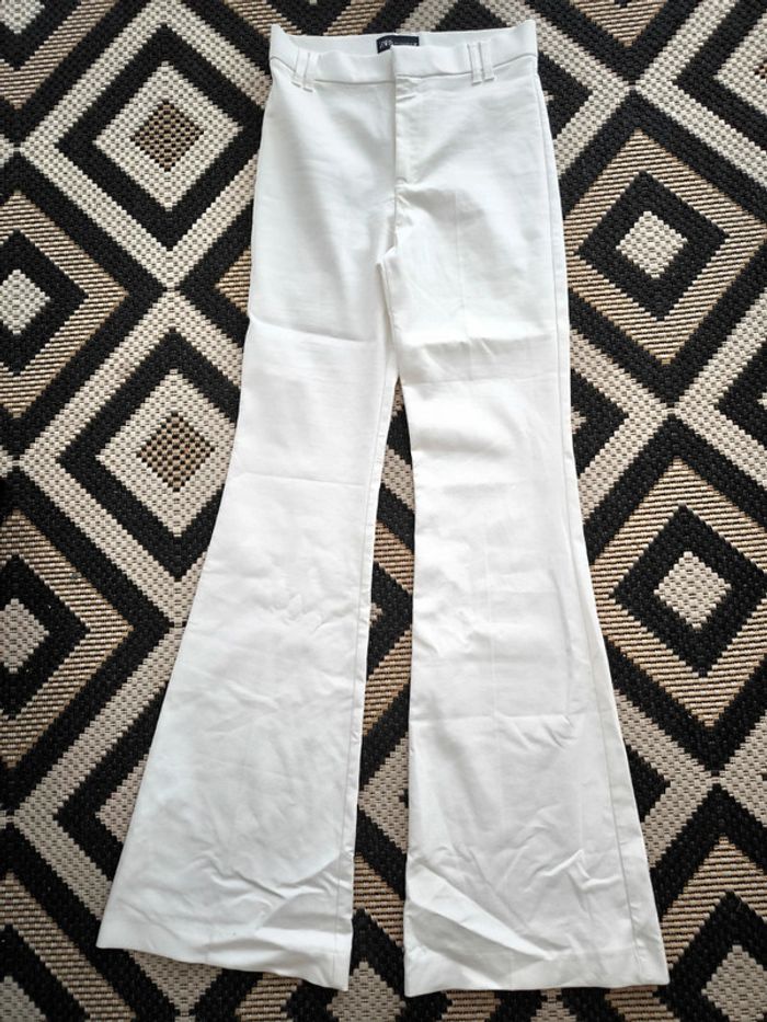 Pantalon blanc ZARA – Taille S – Coupe évasée élégante