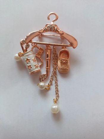 Broche avec pendants