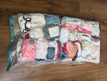 Lot de vêtement bébé fille  3 mois plus de 100 pièce  