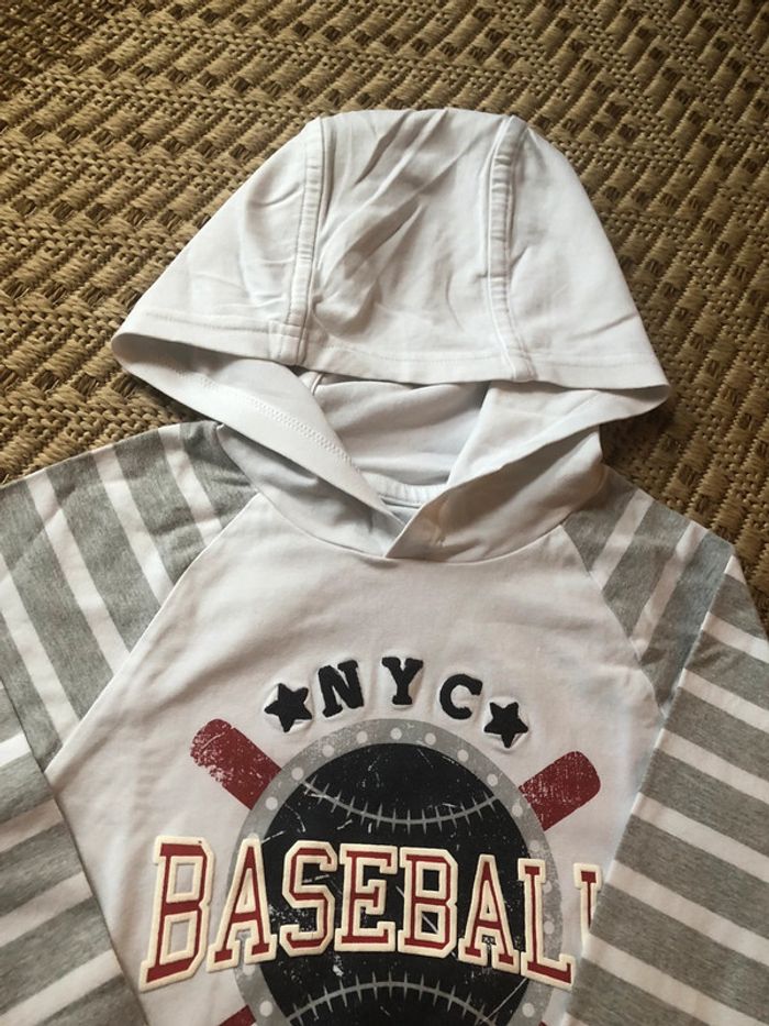 T-shirt à capuche - taille 5 ans - photo numéro 3