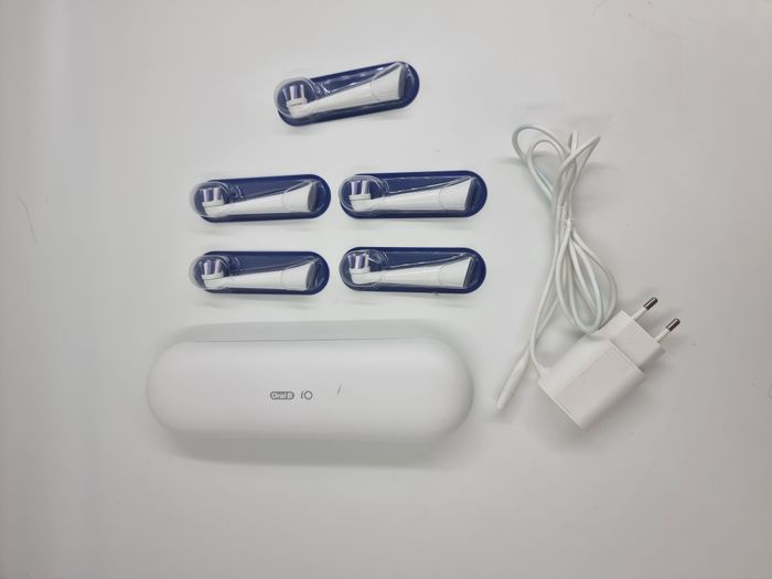 Brosse à dent électrique connectée Oral B IO serie 7 avec chargeur de voyage + 5 brossettes neuves - photo numéro 3