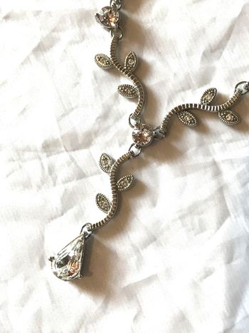 Collier Pendentif Feuilles Pierres Rondes Blanches Strass Feuillage Bijou Argenté Fantaisie Femmes