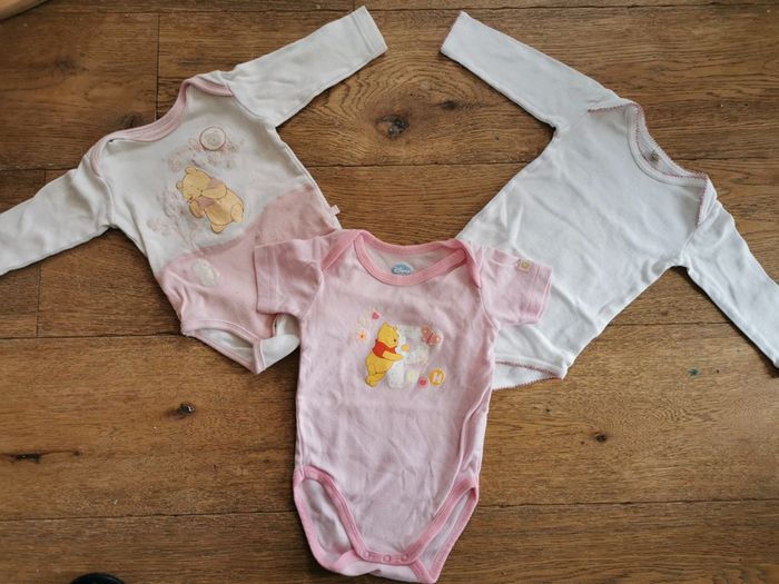 Lot 3 bodies 6 mois dont 2 Winnie l'ourson