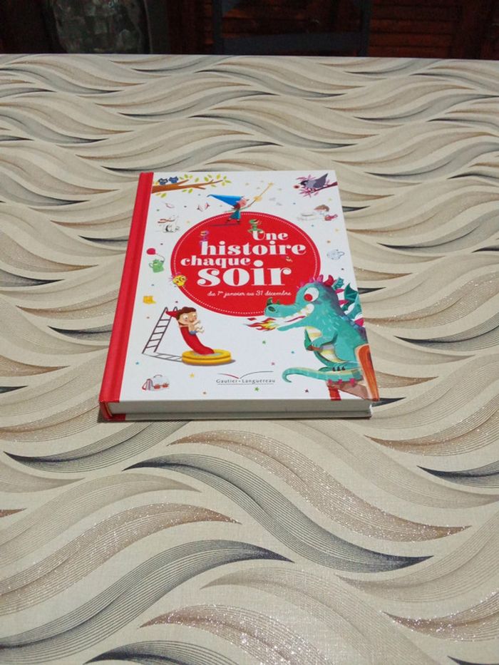 Livre, 365 histoires pour s'endormir chaque soir!