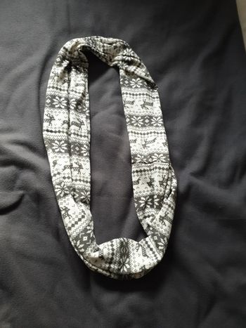 Écharpe tour de cou snood motifs hiver gris et blanc