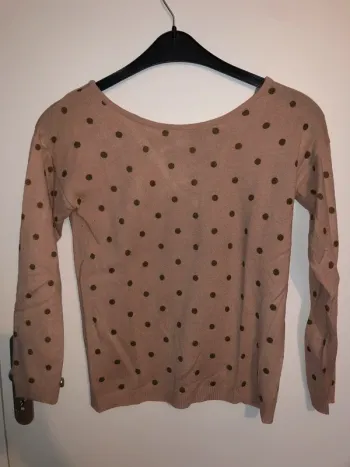 Pull rose pâle points dorées