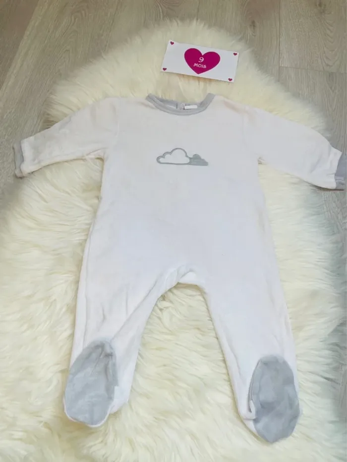9 mois - pyjama velours blanc et gris - photo numéro 2