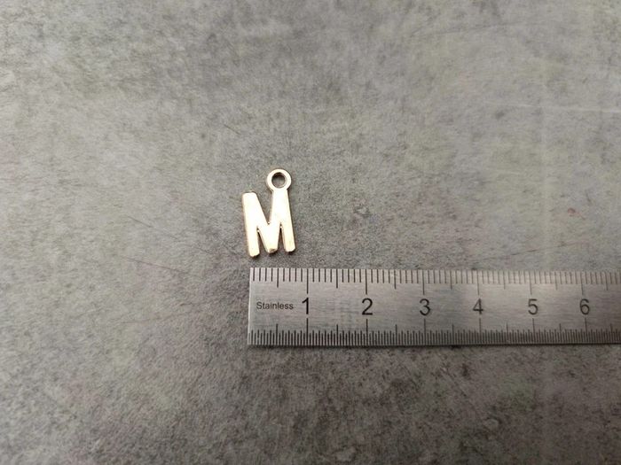 Pendentif fantaisie métal doré lettre M - photo numéro 2