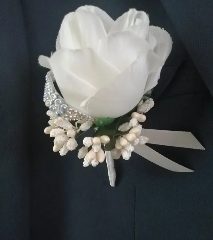Broche rose blanche pour costume mariage