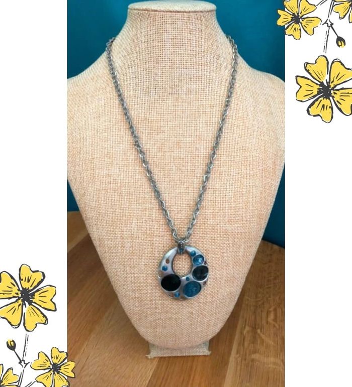 Collier fantaisie argenté et bleu – pendentif rond original - photo numéro 14