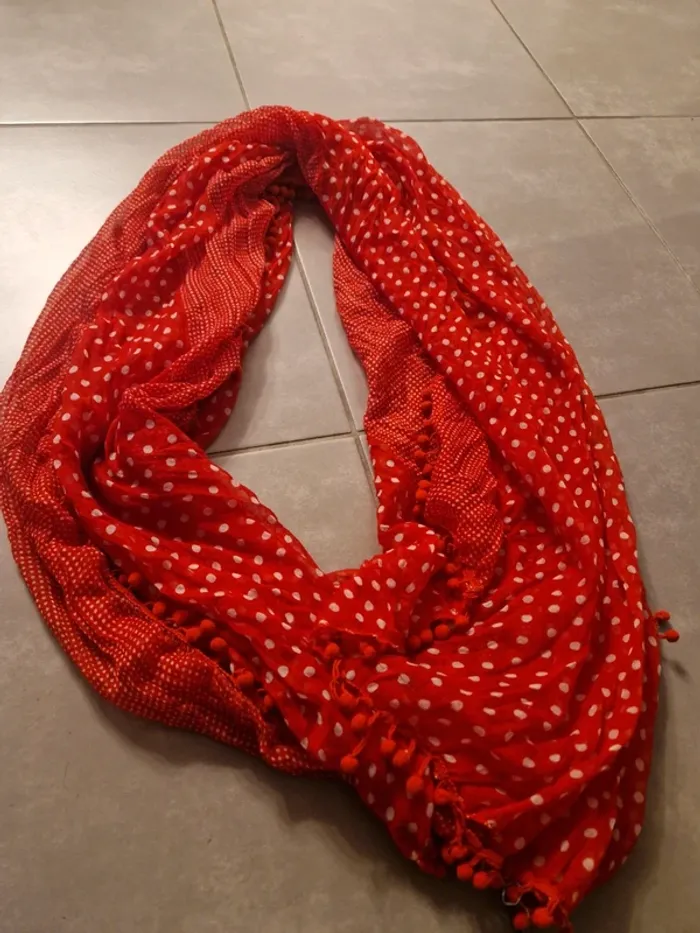 Écharpe rouge avec pois blanc - photo numéro 3