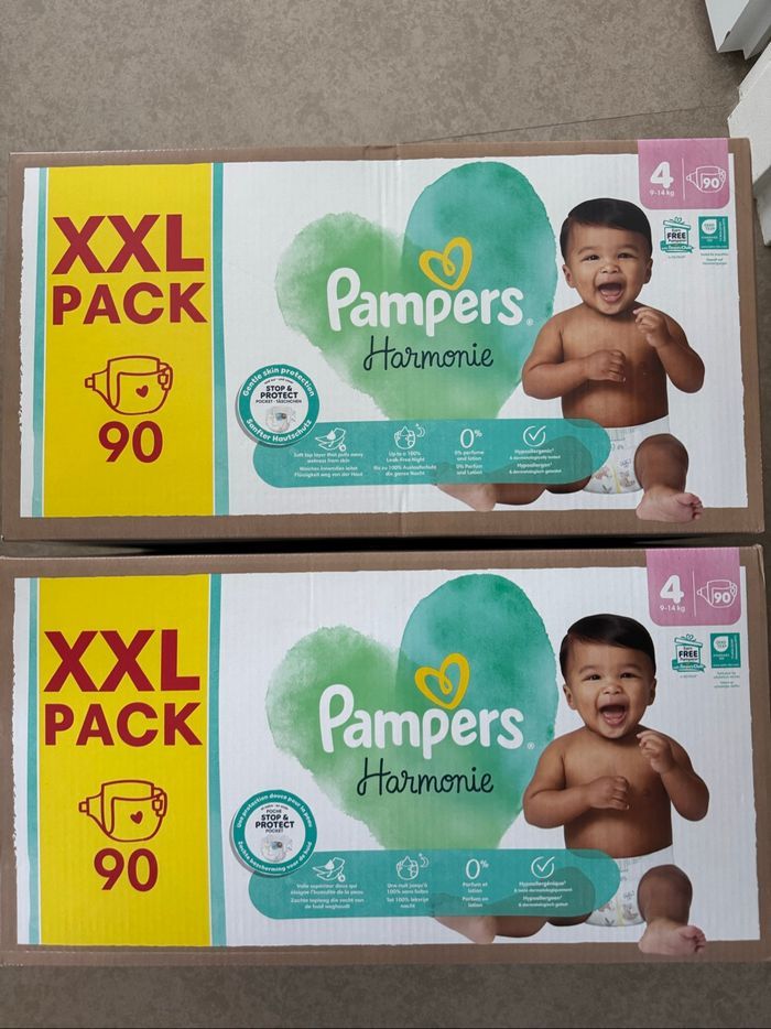 Lot de deux cartons de couches, taille quatre, Pampers harmonie