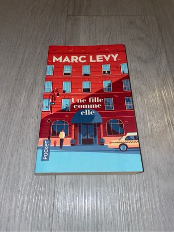 Livre "Une fille comme elle" de Marc Levy - Neuf