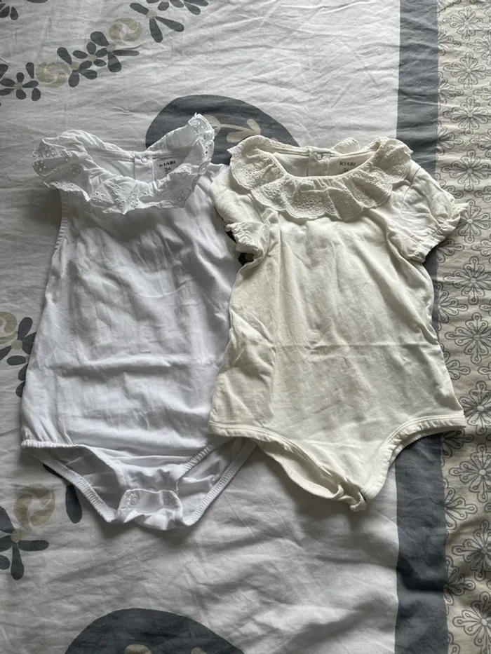 2 bodies kiabi avec col Claudine 24 mois