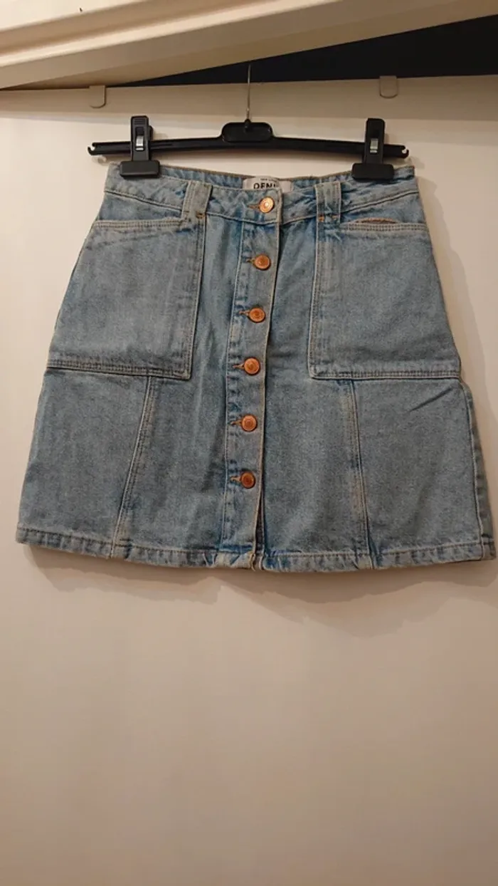 Jupe en jeans avec boutons argentés