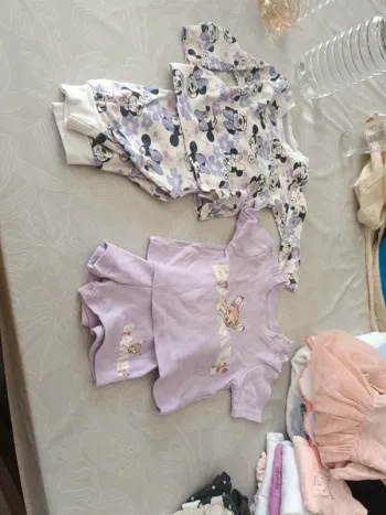 Lot 2 pyjamas Disney et 2 attaches tétines