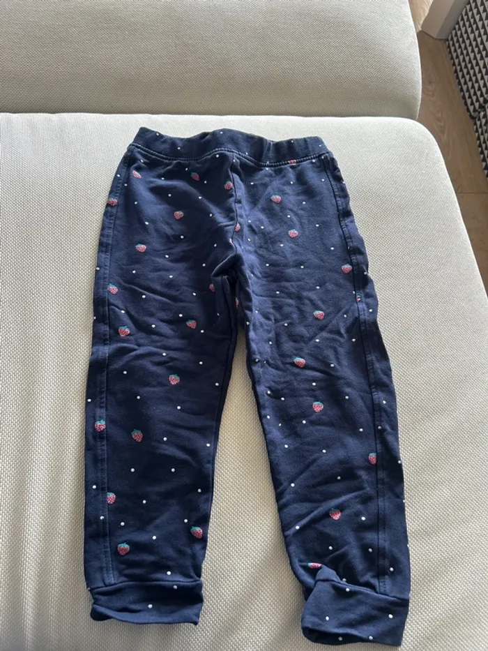 Pantalon bleu marine à motif fraises