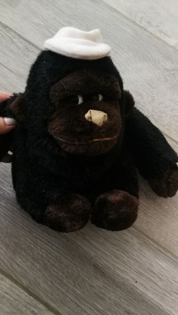 Peluche gorille avec casquette