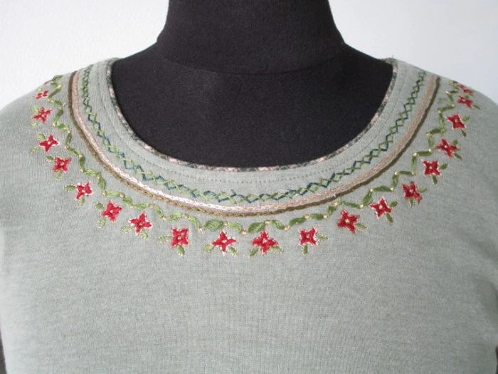 T-shirt vintage brodé 40 TBE - photo numéro 3