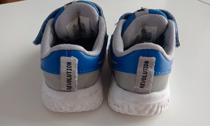 Baskets Nike taille 21 - photo numéro 3