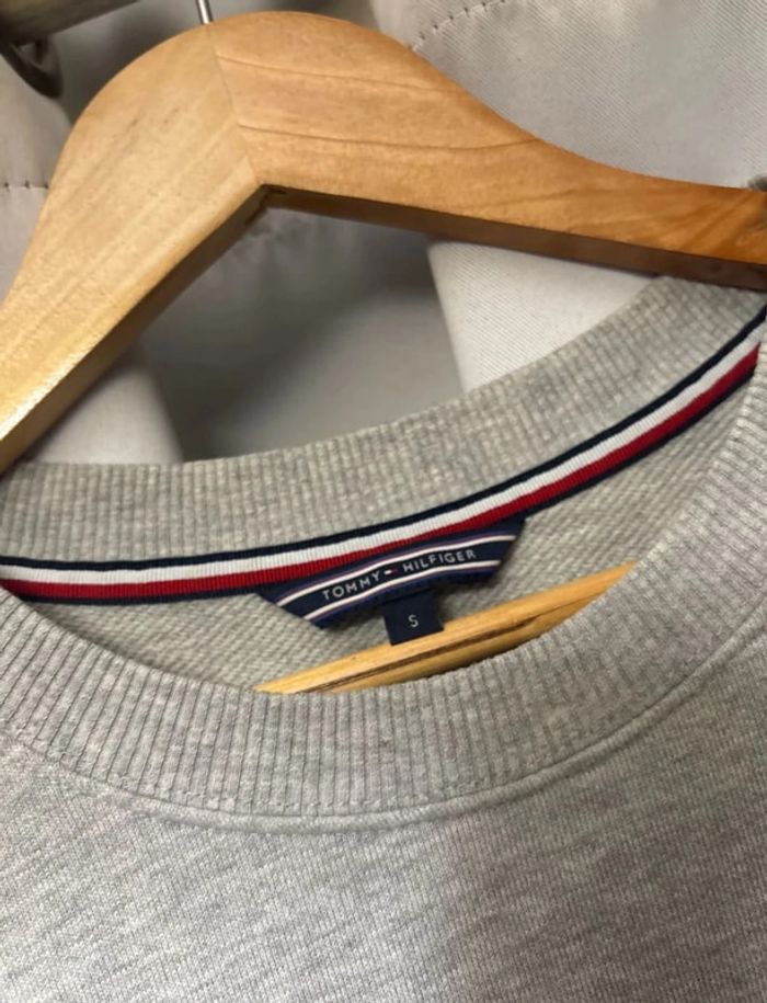 Pull sweat femme tommy hilfiger gris clair neuf - photo numéro 4