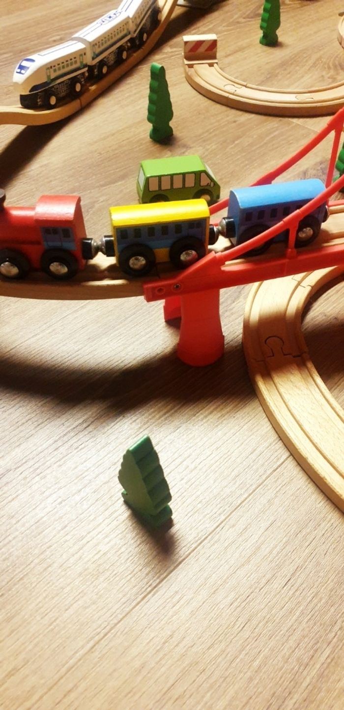 Circuit de train en bois - photo numéro 5
