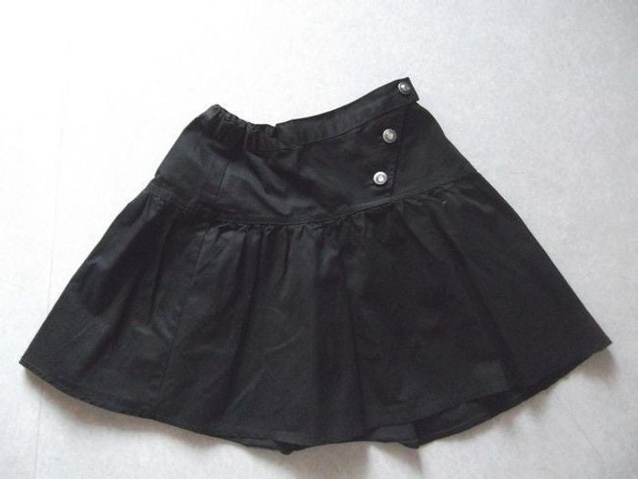Jupe noire avec boutons sur le côté
