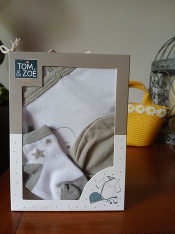 Neuf/ Coffret naissance inclus "Body+ Bonnet +Chaussettes"