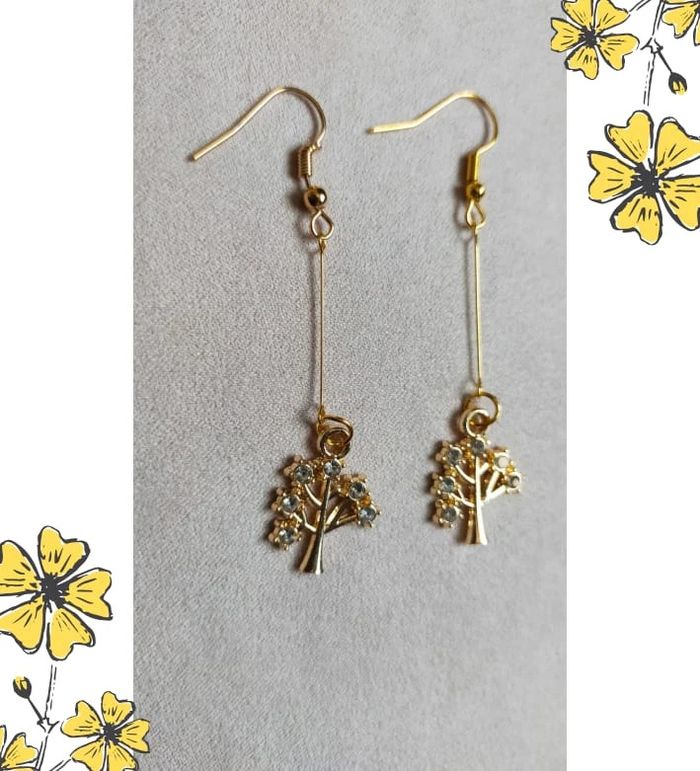 Boucles d'oreilles pendantes dorées – Arbre de vie scintillant - photo numéro 3