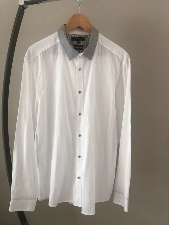 Chemise blanche, manches longues. Jules