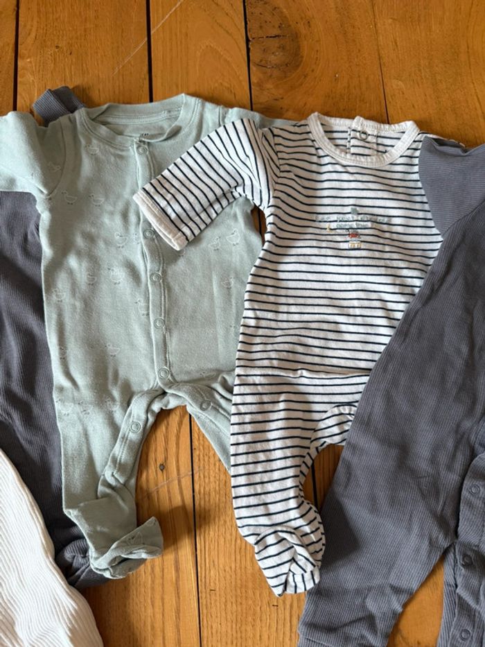 Lot de 5 pyjamas en très bon état taille 1 mois - photo numéro 3