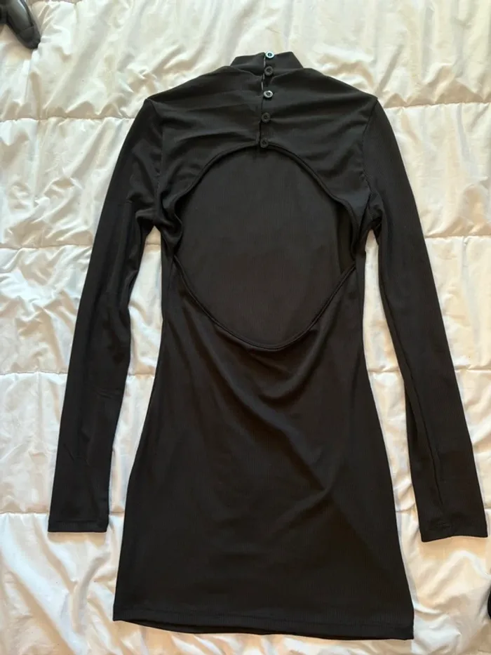 Robe dos nu - photo numéro 3