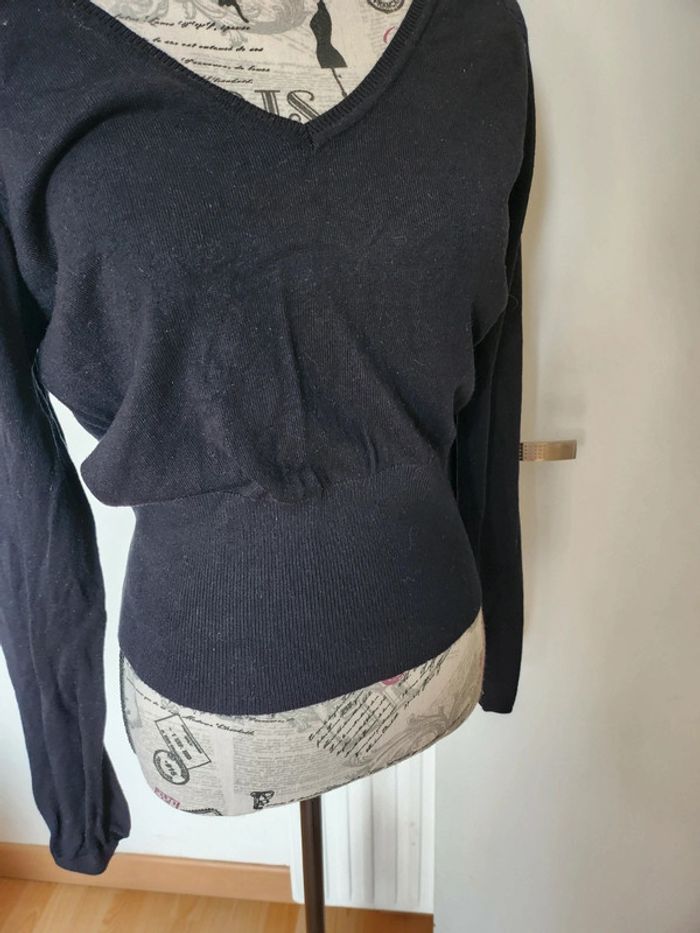 Très Joli pull noir cintrée col V de taille 40 et de marque XT Studio - photo numéro 2