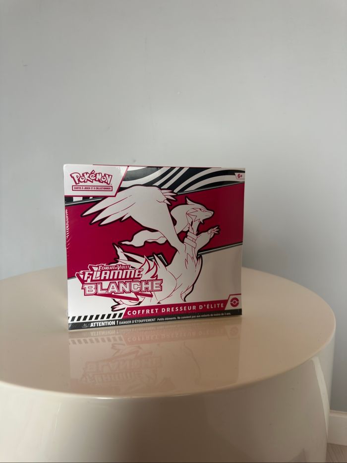 Pokémon : ETB EV10.5 - Coffret Dresseur Flamme Blanche AVEC DÉFAUT - photo numéro 2