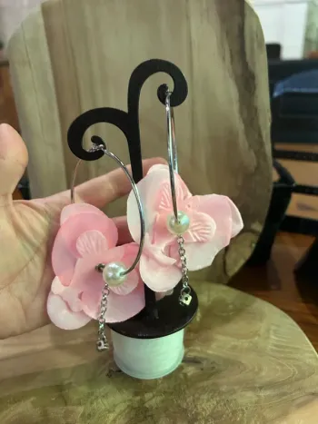 Boucle d’oreilles orchidées neuves