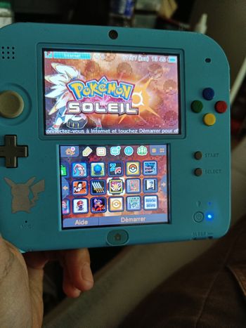 Nintendo 2ds édition limitée pokemon avec 28 jeux.