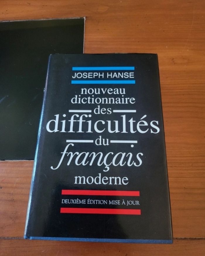 Un grand livre 📒 dictionnaire