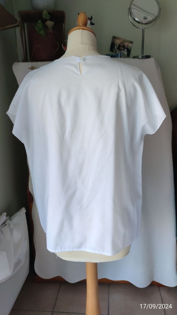 Blouse blanche avec jolie broderie T42/44 - photo numéro 4