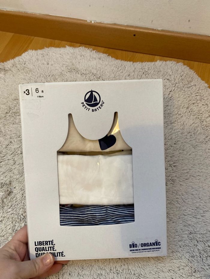 Lot de trois débardeurs neufs cœurs petit bateau 6 ans