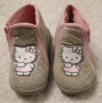 Chaussons Hello Kitty taille 20 (réf perso 18)(familleac72)