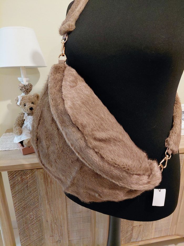 Banane XL en fourrure - photo numéro 2