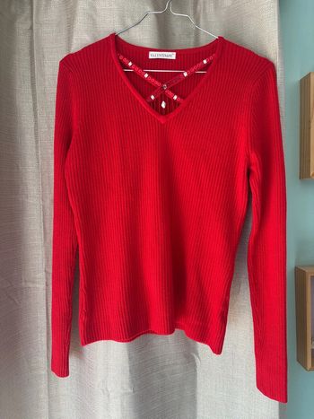 Pull rouge jolie ouverture décolleté